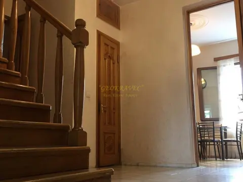 Продается 3-х этажная квартира в центре старого Батуми, выгодно под хостел.