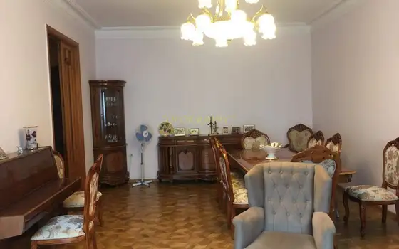 Продается 3-х этажная квартира в центре старого Батуми, выгодно под хостел.