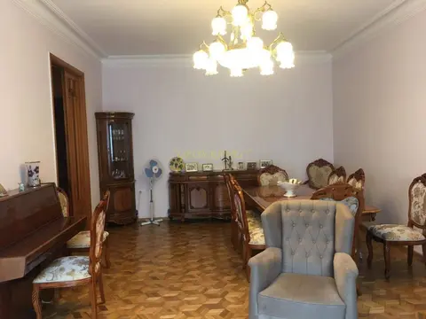 Продается 3-х этажная квартира в центре старого Батуми, выгодно под хостел.