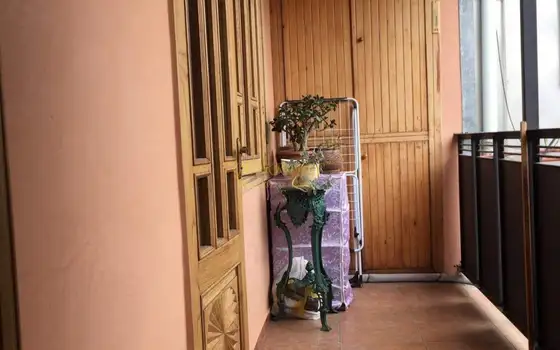 Продается 3-х этажная квартира в центре старого Батуми, выгодно под хостел.