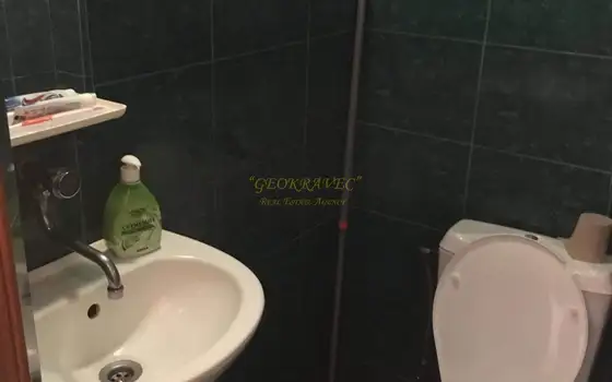 Продается 3-х этажная квартира в центре старого Батуми, выгодно под хостел.