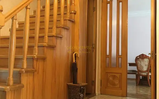 Продается 3-х этажная квартира в центре старого Батуми, выгодно под хостел.