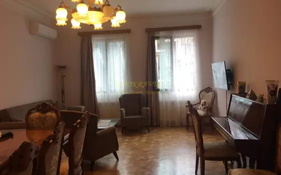 Продается 3-х этажная квартира в центре старого Батуми, выгодно под хостел. - изображение 1