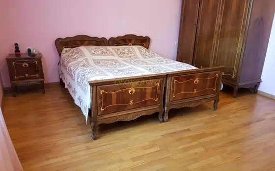 Продается 3-х этажная квартира в центре старого Батуми, выгодно под хостел.