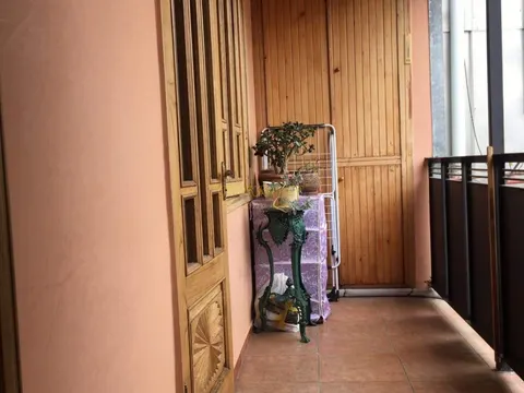 Продается 3-х этажная квартира в центре старого Батуми, выгодно под хостел.