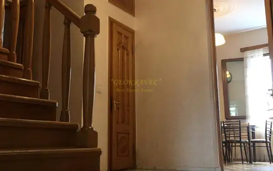 Продается 3-х этажная квартира в центре старого Батуми, выгодно под хостел.