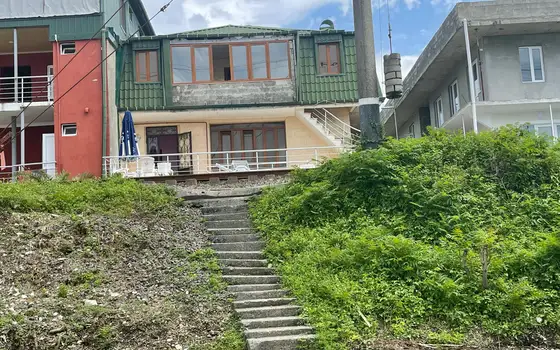 Продается трехэтажный дом гостиничного типа на берегу Черного моря в Чакви.
