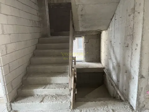 Продается 6 - этажный корпус обшей площадью 1080 кв. в городе Батуми.