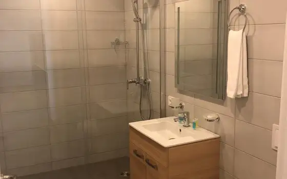 1-Bedroom Seafront Apartment with Views, photo 4