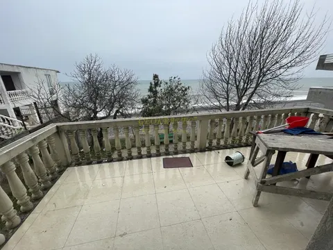 Продается частный дом на берегу Черного моря в Чакви.