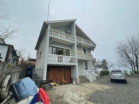 Продается частный дом на берегу Черного моря в Чакви.