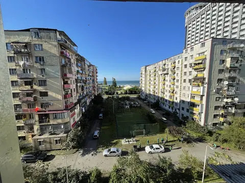 Продается трехкомнатная квартира с ремонтом в 200 метрах от побережья Черного моря.