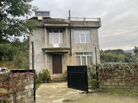 Продается частный дом в 3-х км от Батуми с прекрасным видом на горы.