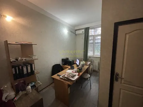 Продается 15-комнатная гостиница в Старом Батуми в туристическом месте у моря.