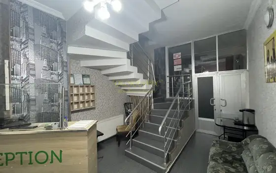 Продается 15-комнатная гостиница в Старом Батуми в туристическом месте у моря. - სურათი 1