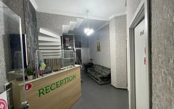 Продается 15-комнатная гостиница в Старом Батуми в туристическом месте у моря.