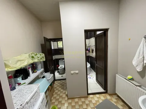 Продаётся частный дом с ремонтом и земельным участком.