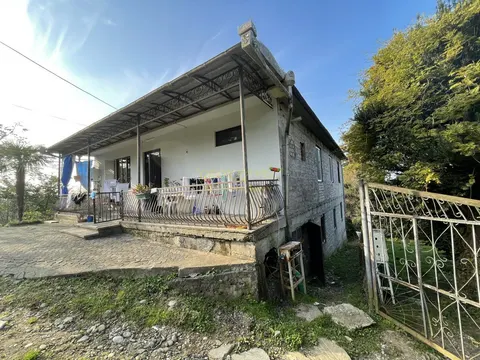 Продаётся частный дом с ремонтом и земельным участком.