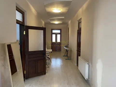 Продаётся частный дом с ремонтом и земельным участком.