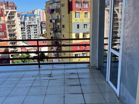Квартира в центральной части города, недалеко от моря.