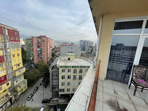 Квартира в центральной части города, недалеко от моря.