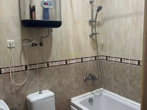Квартира в центральной части города, недалеко от моря.