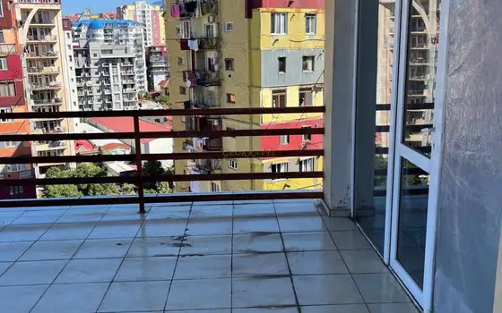 Квартира в центральной части города, недалеко от моря.