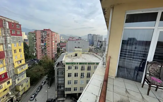Квартира в центральной части города, недалеко от моря.
