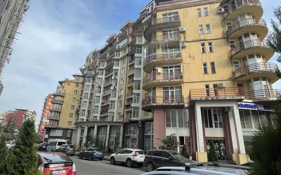 Квартира в центральной части города, недалеко от моря.