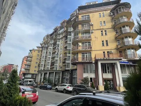 Квартира в центральной части города, недалеко от моря.
