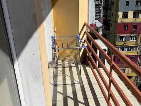 Квартира в центральной части города, недалеко от моря.