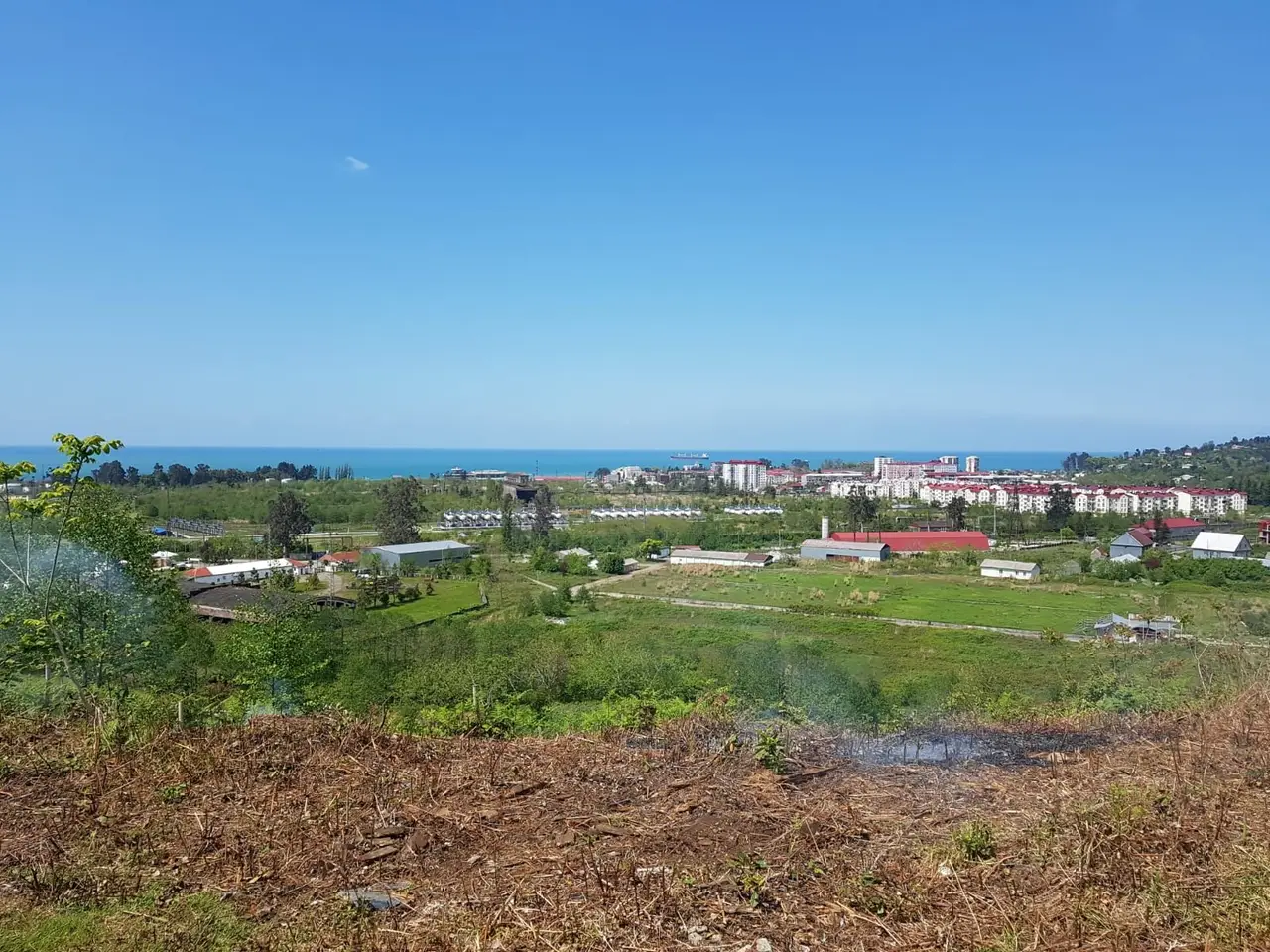 Сельскохозяйственная земля недалеко от Батуми, с видом на море и город.