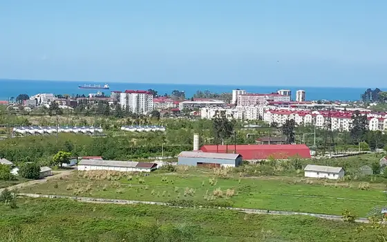 Сельскохозяйственная земля недалеко от Батуми, с видом на море и город.