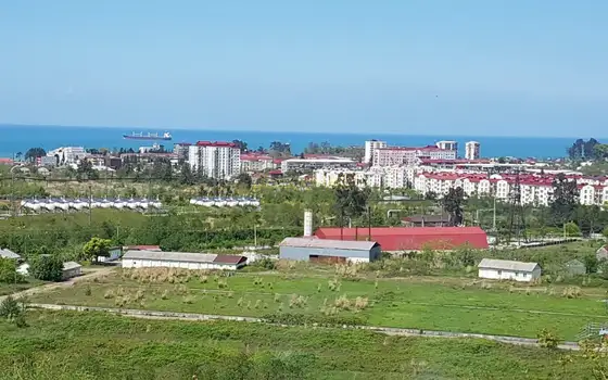 Сельскохозяйственная земля недалеко от Батуми, с видом на море и город.