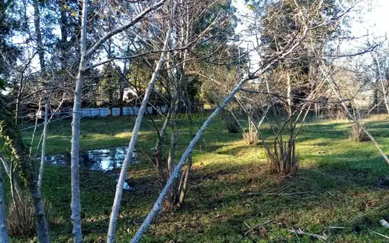 Сельскохозяйственная земля, недалеко от моря, с видом на горы в курортной зоне.