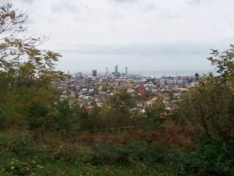 Земельный участок недалеко от Батуми, с видом на порт и часть города.