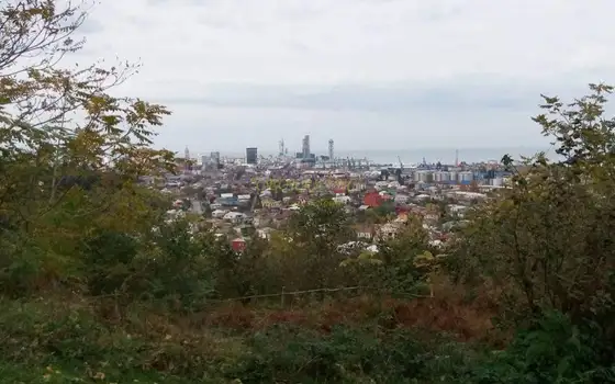 Земельный участок недалеко от Батуми, с видом на порт и часть города.