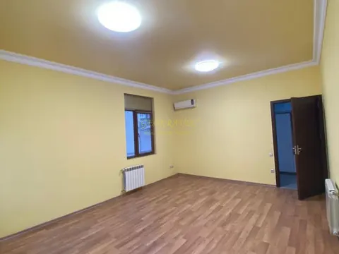 Отремонтированное, светлое офисное помещение на многолюдной улице в Батуми.