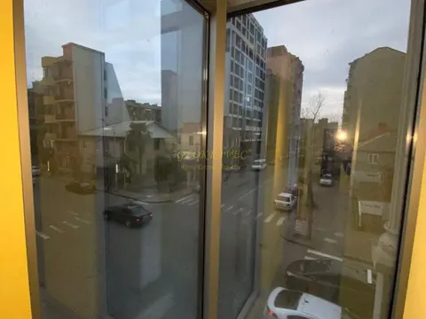 Отремонтированное, светлое офисное помещение на многолюдной улице в Батуми.