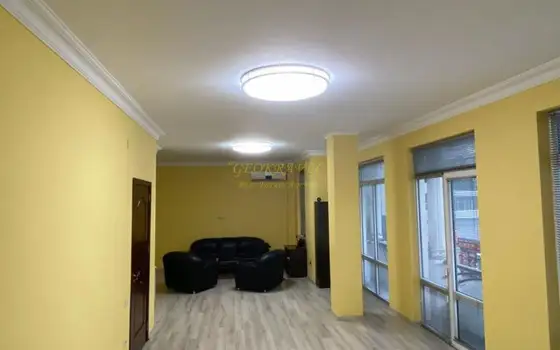 Отремонтированное, светлое офисное помещение на многолюдной улице в Батуми. - სურათი 1
