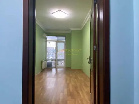 Отремонтированное, светлое офисное помещение на многолюдной улице в Батуми.