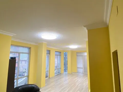Отремонтированное, светлое офисное помещение на многолюдной улице в Батуми.