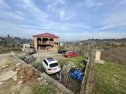 Двухэтажный дом возле Батуми с прекрасным видом на горы и город.