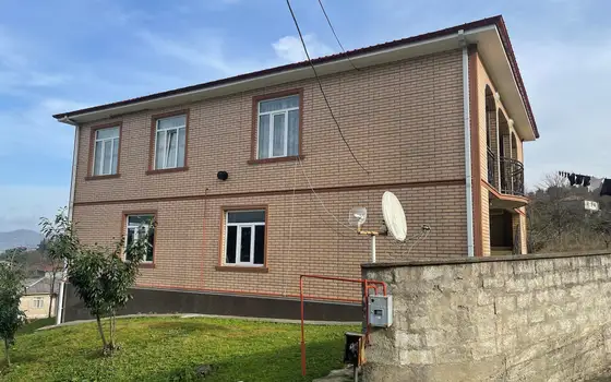 Двухэтажный дом возле Батуми с прекрасным видом на горы и город.