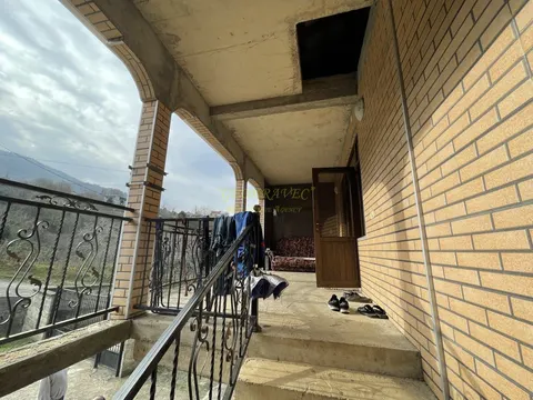 Двухэтажный дом возле Батуми с прекрасным видом на горы и город.