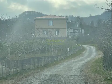 Двухэтажный дом возле Батуми с прекрасным видом на горы и город.