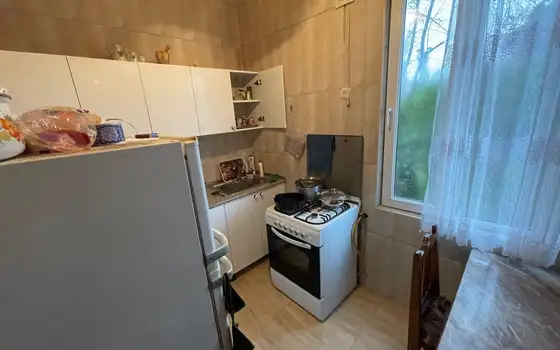 Дом с участком земли в Чакви у реки.