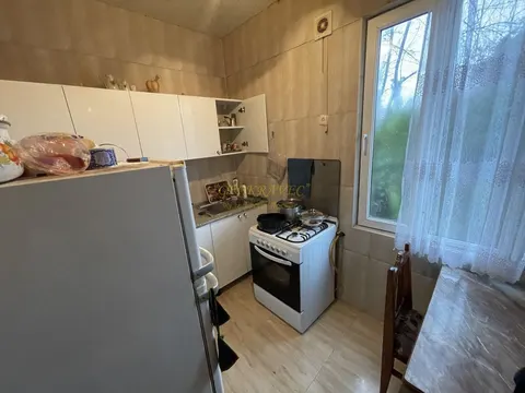 Дом с участком земли в Чакви у реки.