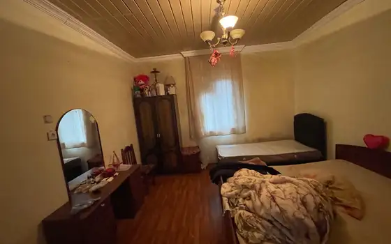 Дом с участком земли в Чакви у реки.