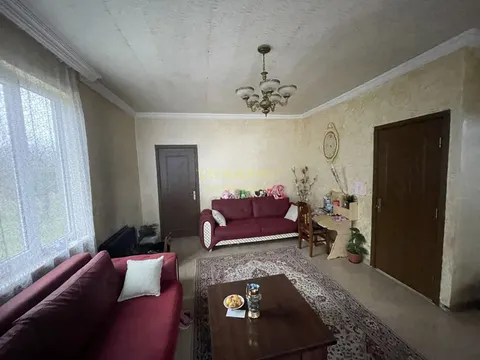 Дом с участком земли в Чакви у реки.